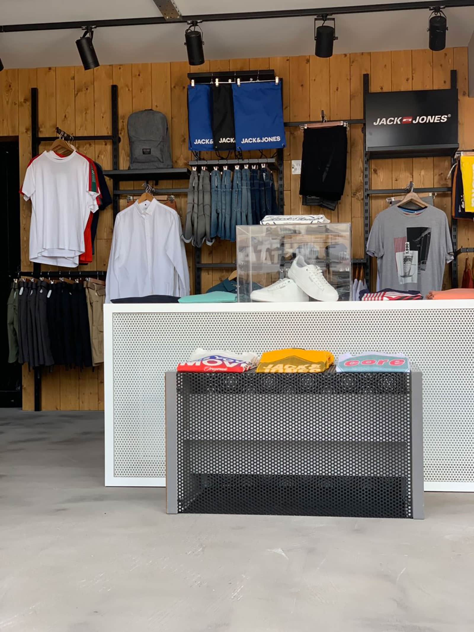 AM-Prive-Sports-Theodolou-Athlitika-Photo-35 Γόνδολες από πλέγμα για προβολή προϊόντων αθλητικού καταστήματος