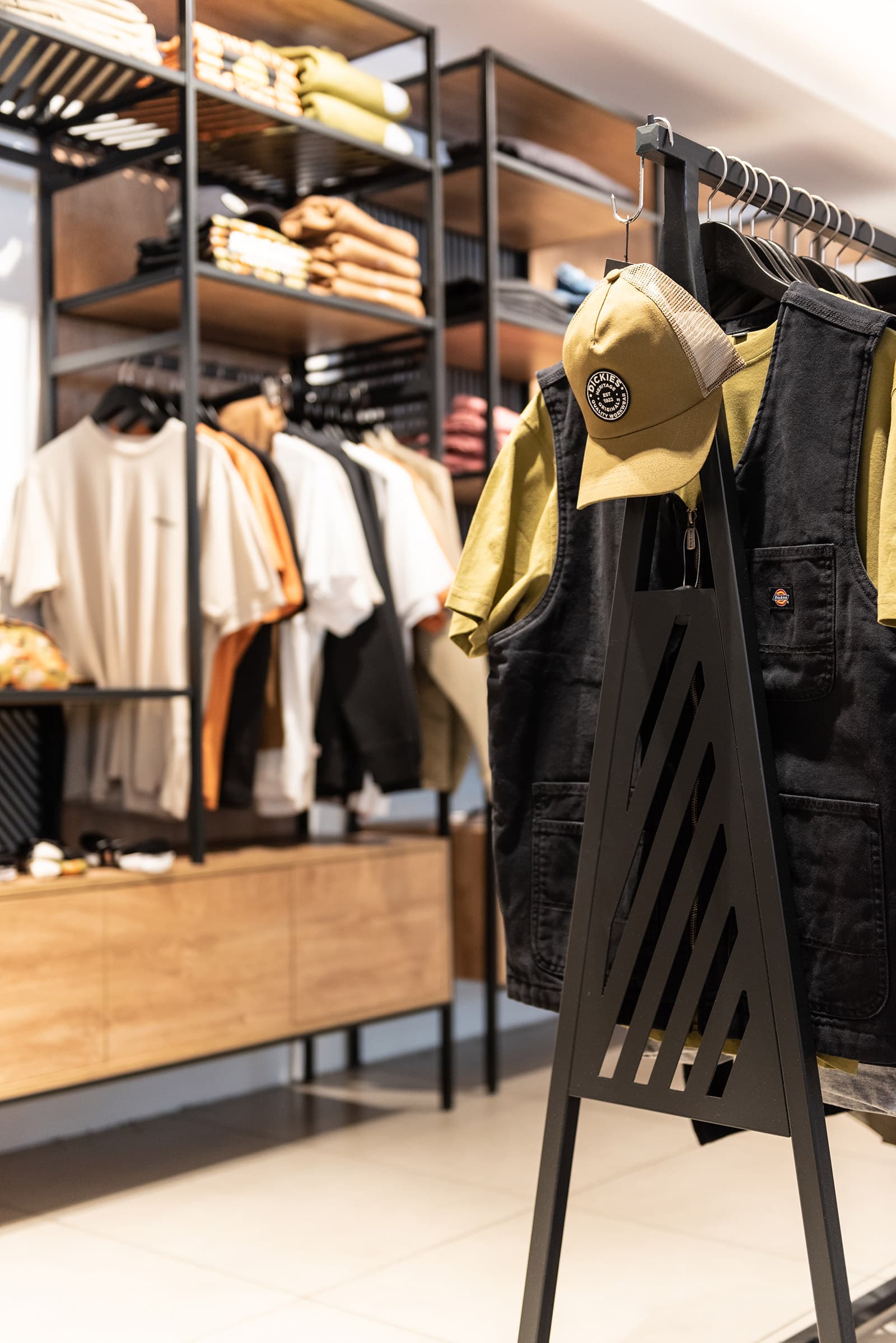 Dickies-Attica-Photo-07 Σταντ κρέμασης ρούχων για το κατάστημα Dickies στην Αθήνα