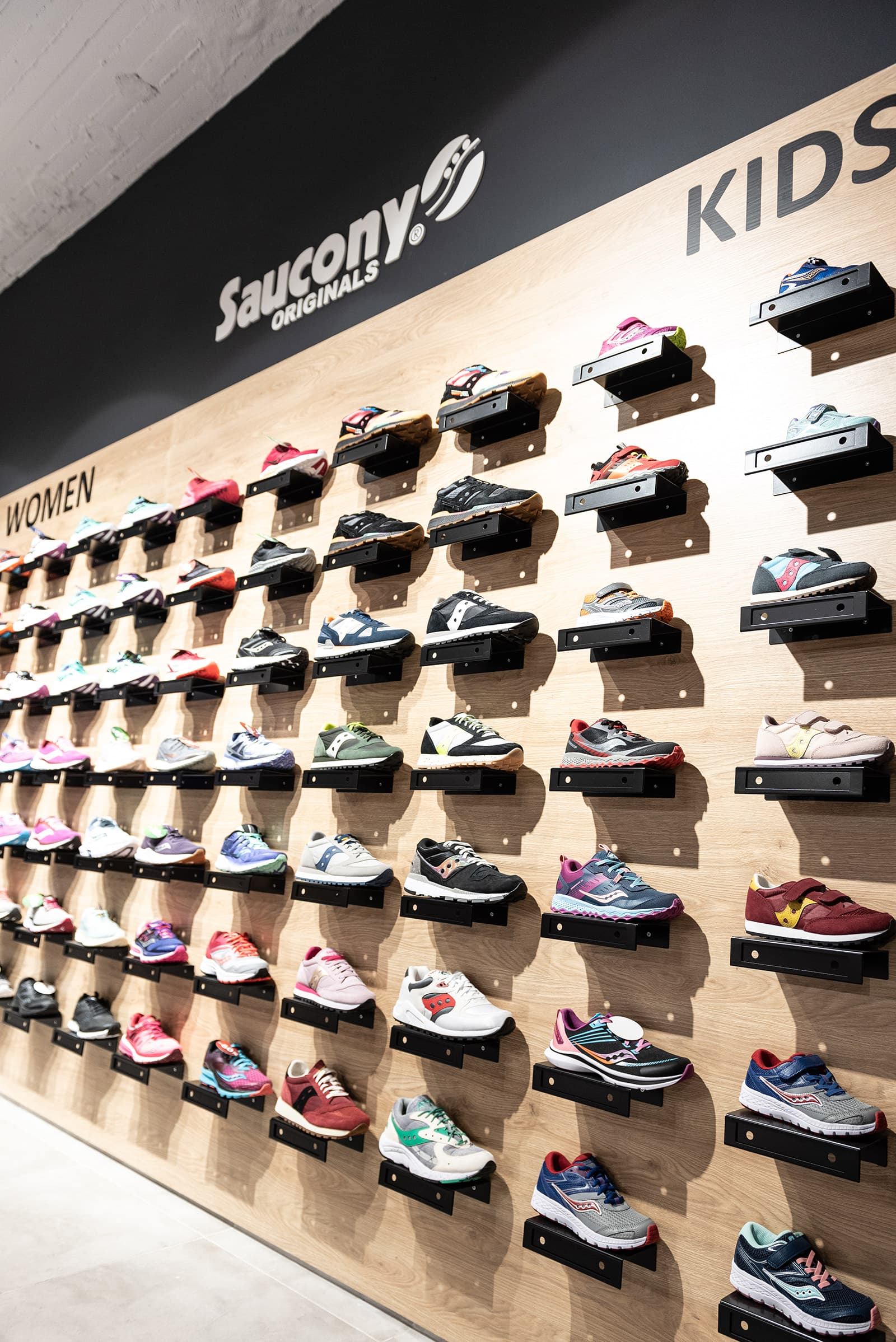 Fila-Saucony-Athlitika-Photo-11 Μεταλλικά ραφάκια παπουτσιών με σήμανση