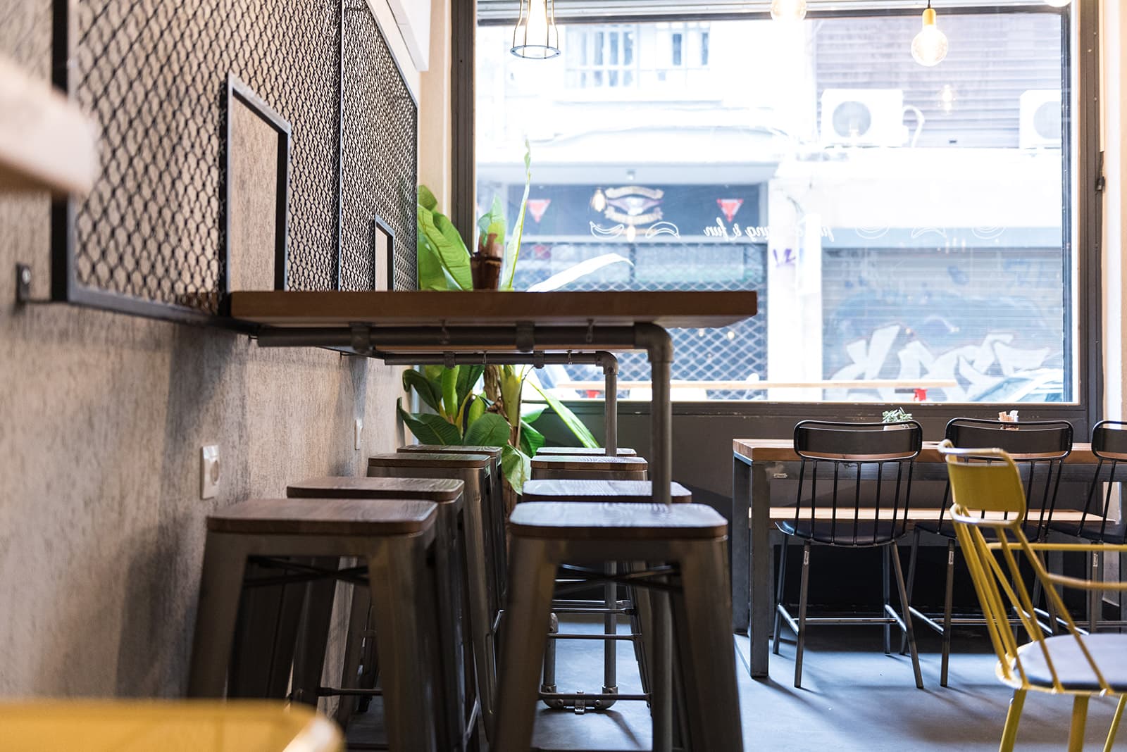 Gorilas-Cafe-Bar-Thessaloniki-Photo-14 Τραπέζια καθιστικού χώρου με υποπόδια σύστημα Hidro στο καφέ μπαρ Γορίλας, στη Θεσσαλονίκη