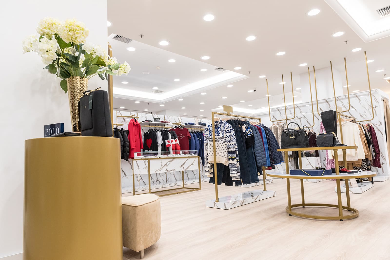 Hondos-Center-Thessaloniki-2 Επίπλωση και εξοπλισμός corner στο Hondos Center