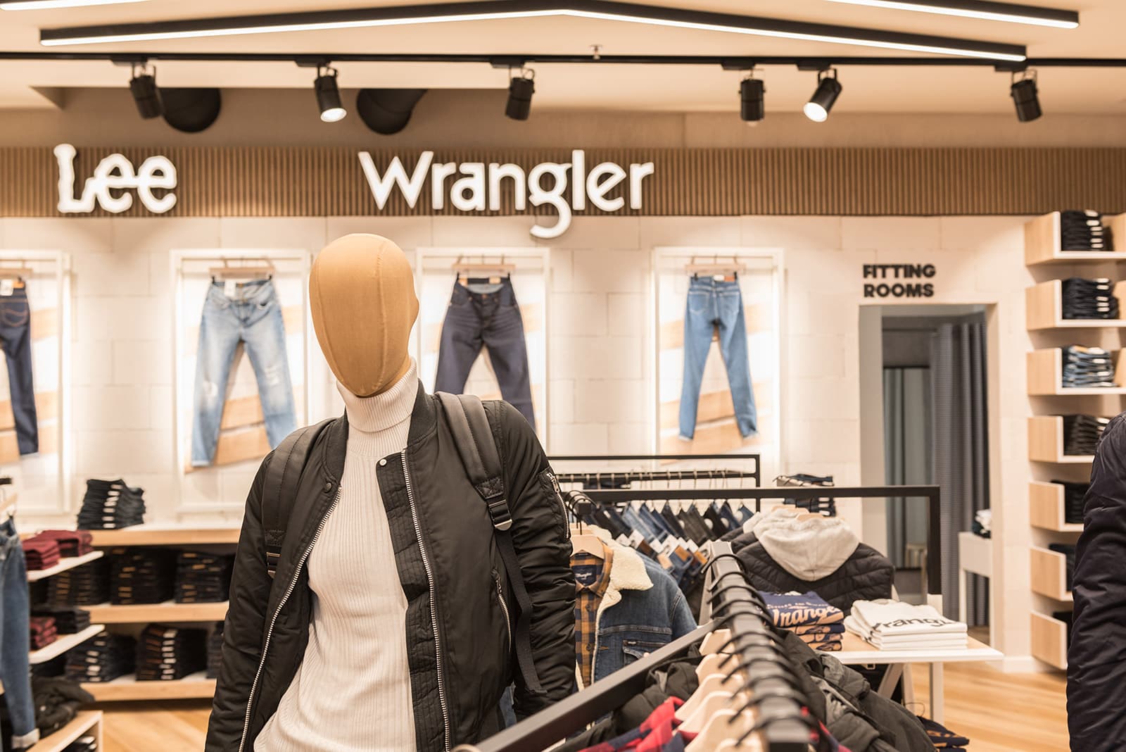 Lee-Wrangler-Cosmos-06 Κατασκευή κατστήματος Lee - Wrangler στο Mediterranean Cosmos