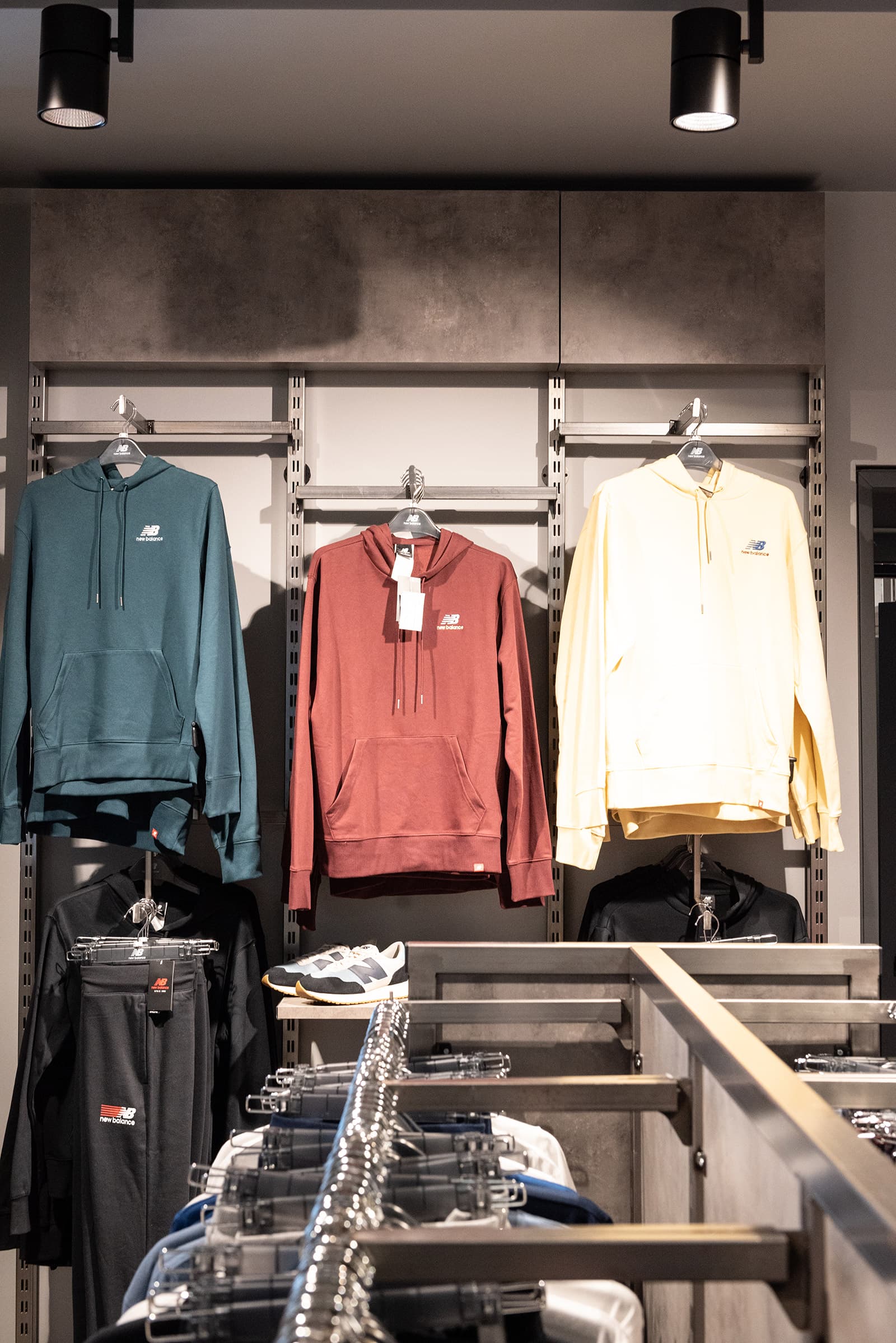 New-Balance-Mega-Outlet-Athlitika-Photo-14 Σύστημα επίπλωσης εξοπλισμού iHandle σε κατάστημα της New Balance