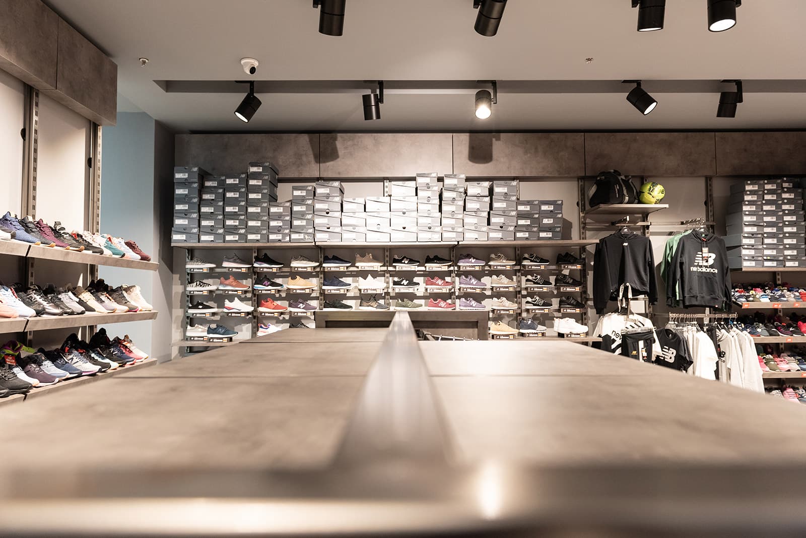 New-Balance-Mega-Outlet-Athlitika-Photo-22 Σύστημα επίπλωσης εξοπλισμού iHandle σε κατάστημα της New Balance