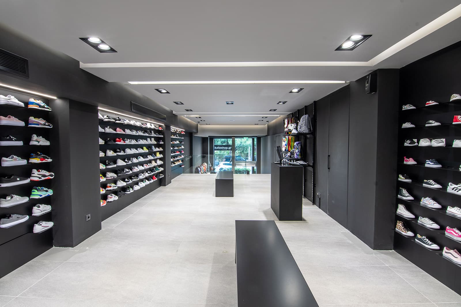 Skateshop-Glyfada-Photo-01 Εξοπλισμός με iHandle και σλατ σε skateshop στη Γλυφάδα