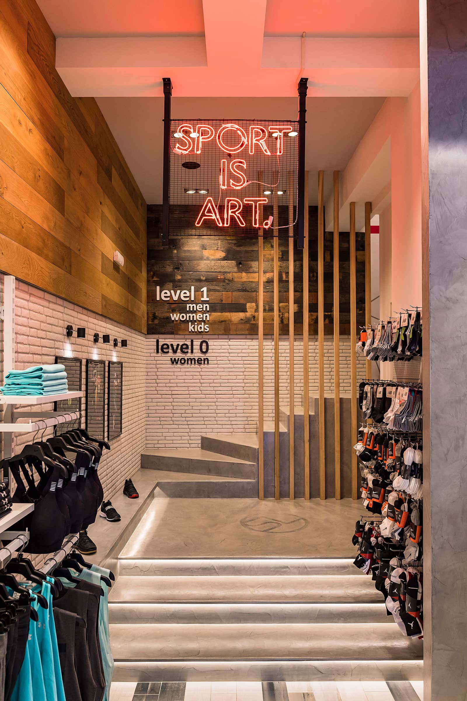 Sportslab-Rodos-Athlitika-Photo-31 Διακοσμητικά πηχάκια σε κατάστημα