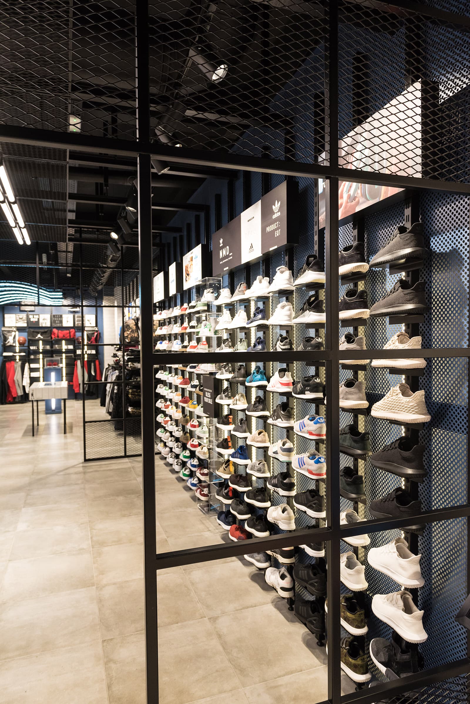 saint-soles-thessaloniki-20 Ειδικές μεταλλικές κατασκευές σε κατάστημα με αθλητικά είδη