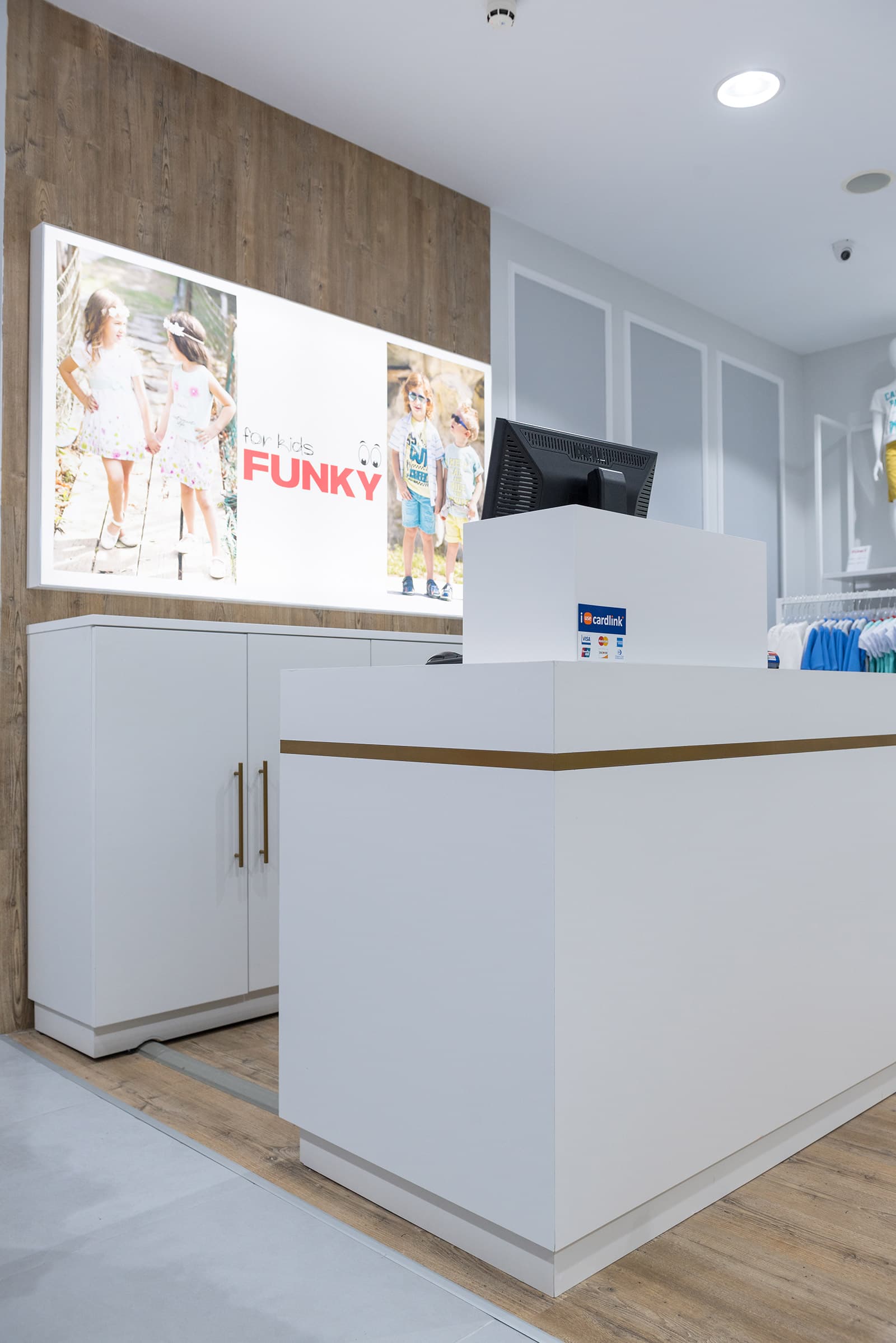 Funky-Kids-Mega-Outlet-16 Ντουλάπι μελαμίνης με πορτάκια για κατάστημα παιδικής ένδυσης