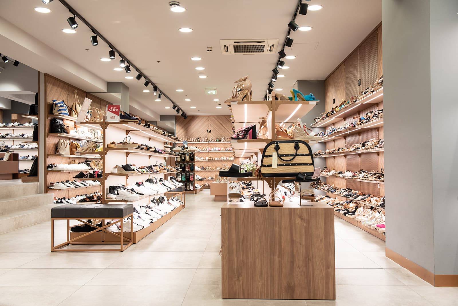 Tsakiris-Mallas-Mega-Outlet-Ypodysh-Photo-01 Συστήματα επίπλωσης και εξοπλισμού για το κατάστημα Tsakiris Mallas