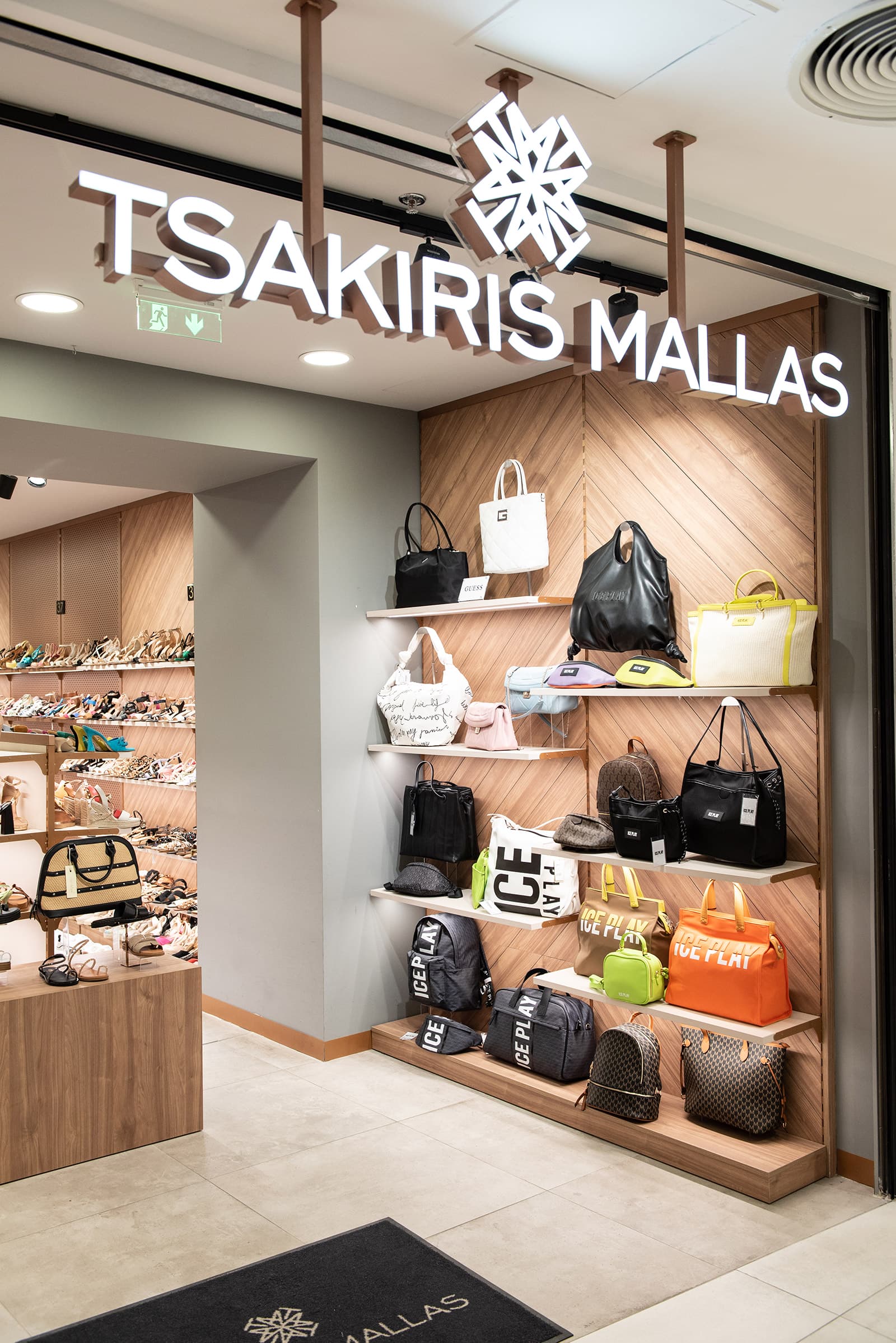 Tsakiris-Mallas-Mega-Outlet-Ypodysh-Photo-02 Ξύλινα ράφια μελαμίνης φωτιζόμενα για το κατάστημα Tsakiris Mallas