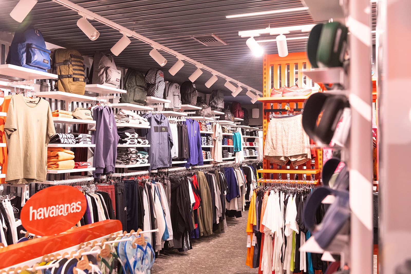 20230130_HallOfBrands_Ioannina-15 Σύστημα επίπλωσης iHandle σε πορτοκαλί χρώμα και Global σε λευκό χρωματισμό για το κατάστημα Hall Of Brands στα Ιωάννινα
