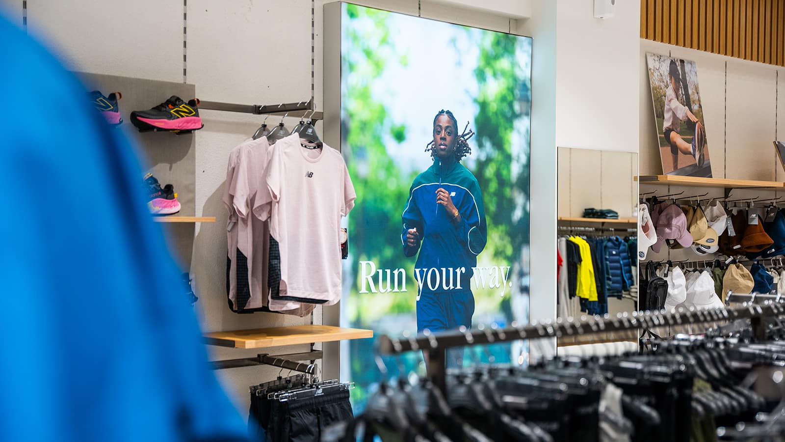 2025_NewBalance-Nicosia-Mall_06 Εξοπλισμός καταστήματος, saintsoles στα Ιωάννινα